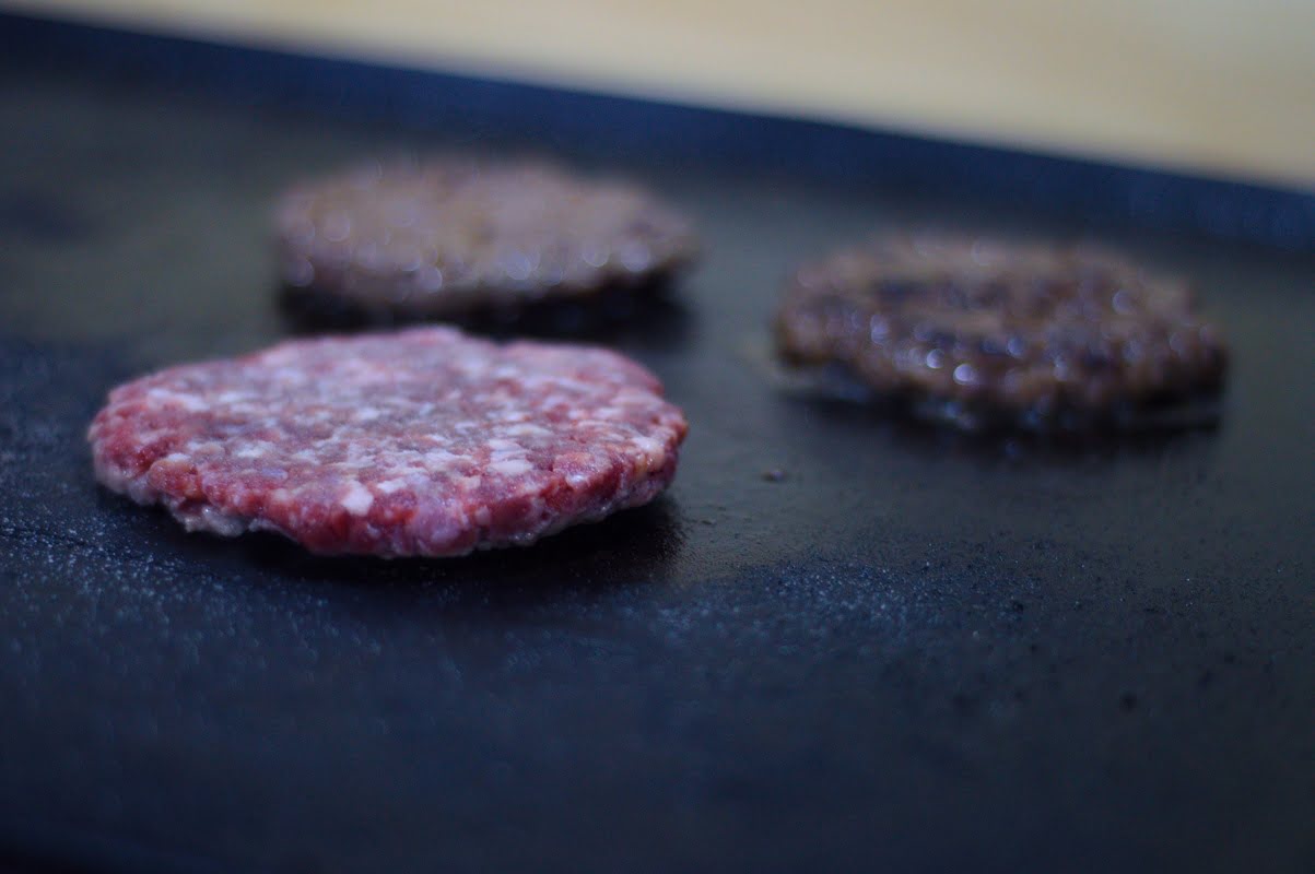 Nuestras hamburguesas cocinandose en la parrilla