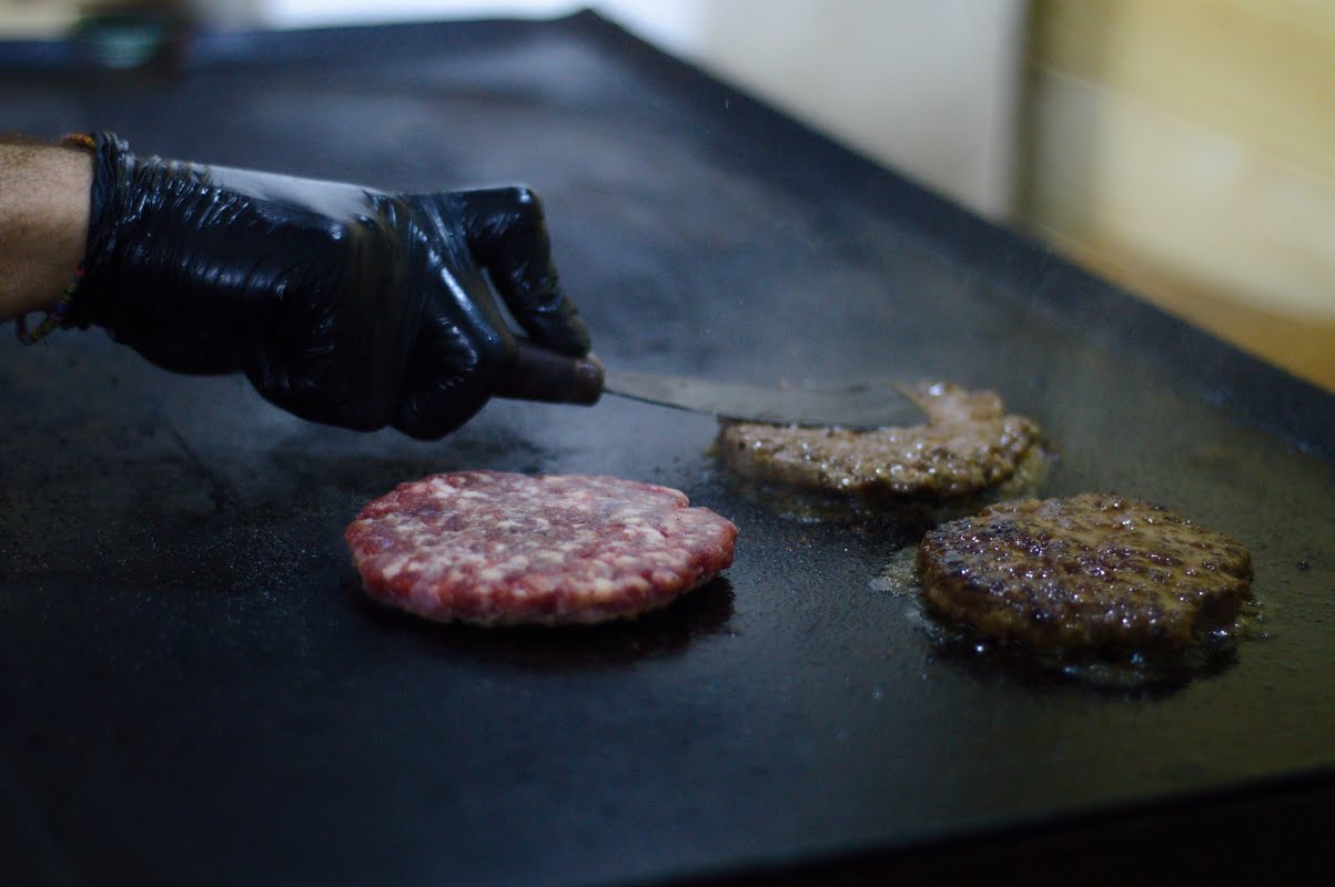 Hamburguesas en la parrilla cocinandose